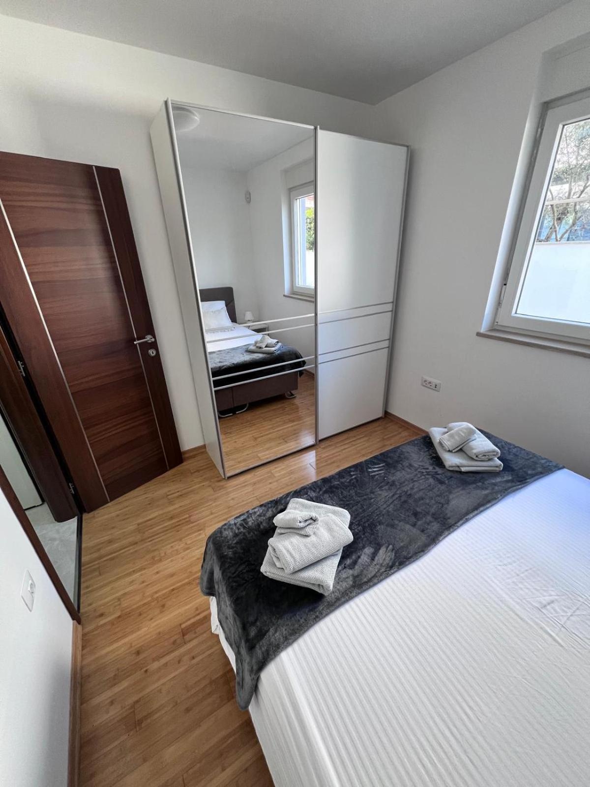 Seascape Apartment *